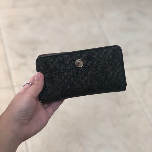 Michael Kors Wallet - Picture 1 of 8